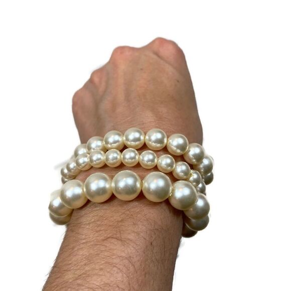 Lot of three Consecutively Sized Faux Pearl Bracelets One Size Stretchy - Picture 3 of 7